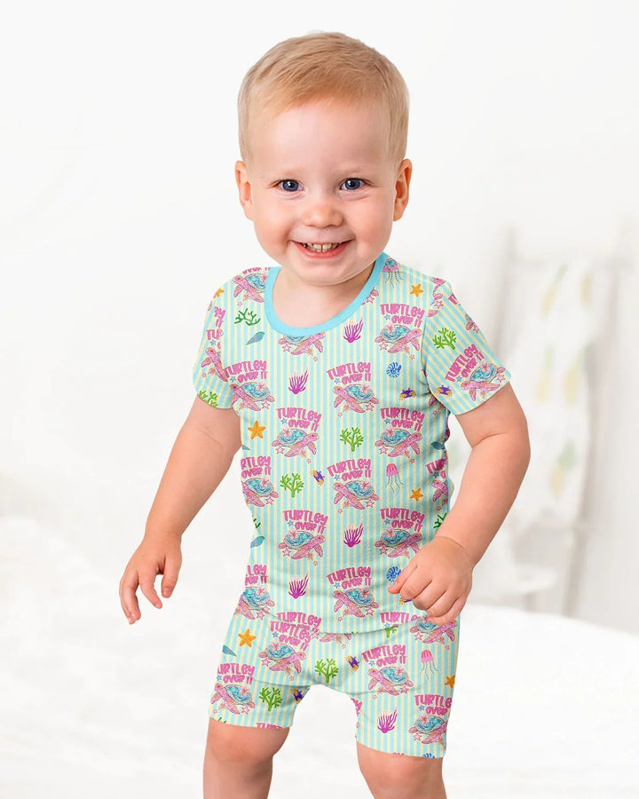 Template Zweiteiliges Pyjama-Set mit kurzen Ärmeln und Shorts