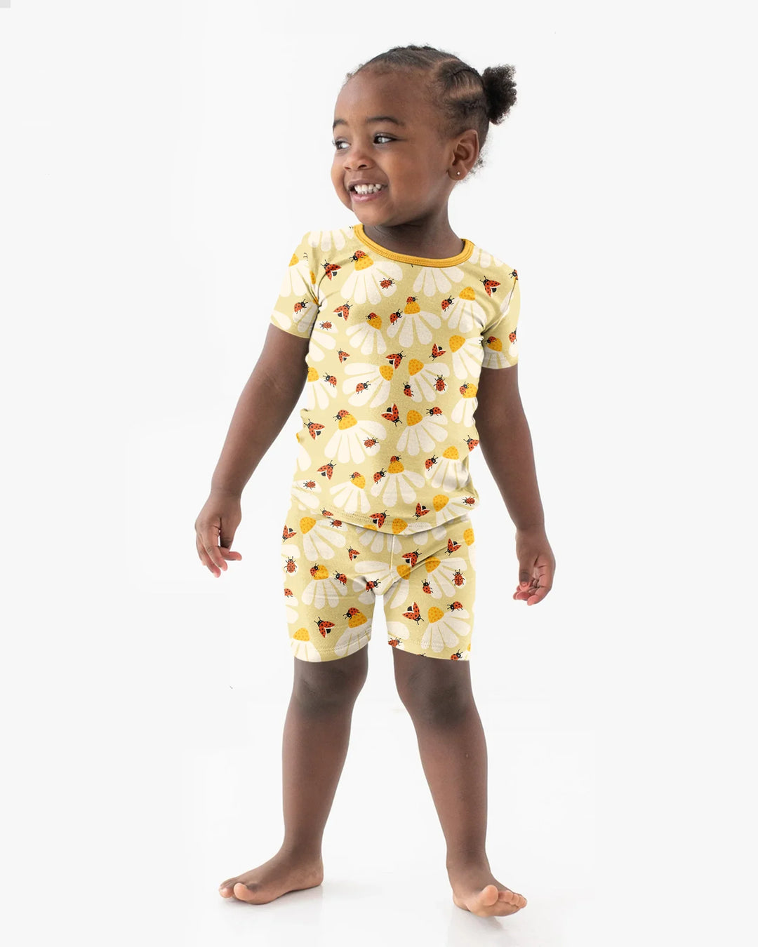 Template Zweiteiliges Pyjama-Set mit kurzen Ärmeln und Shorts