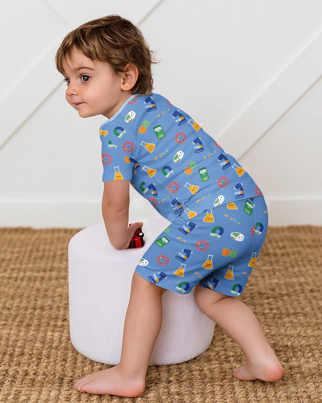 Template Zweiteiliges Pyjama-Set mit kurzen Ärmeln und Shorts