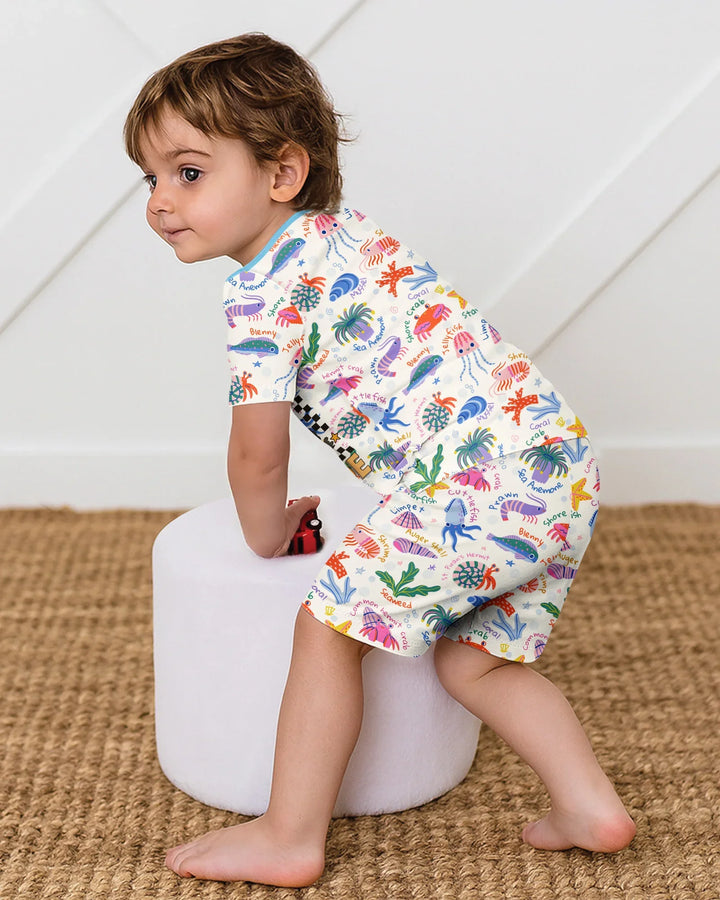 Template Zweiteiliges Pyjama-Set mit kurzen Ärmeln und Shorts
