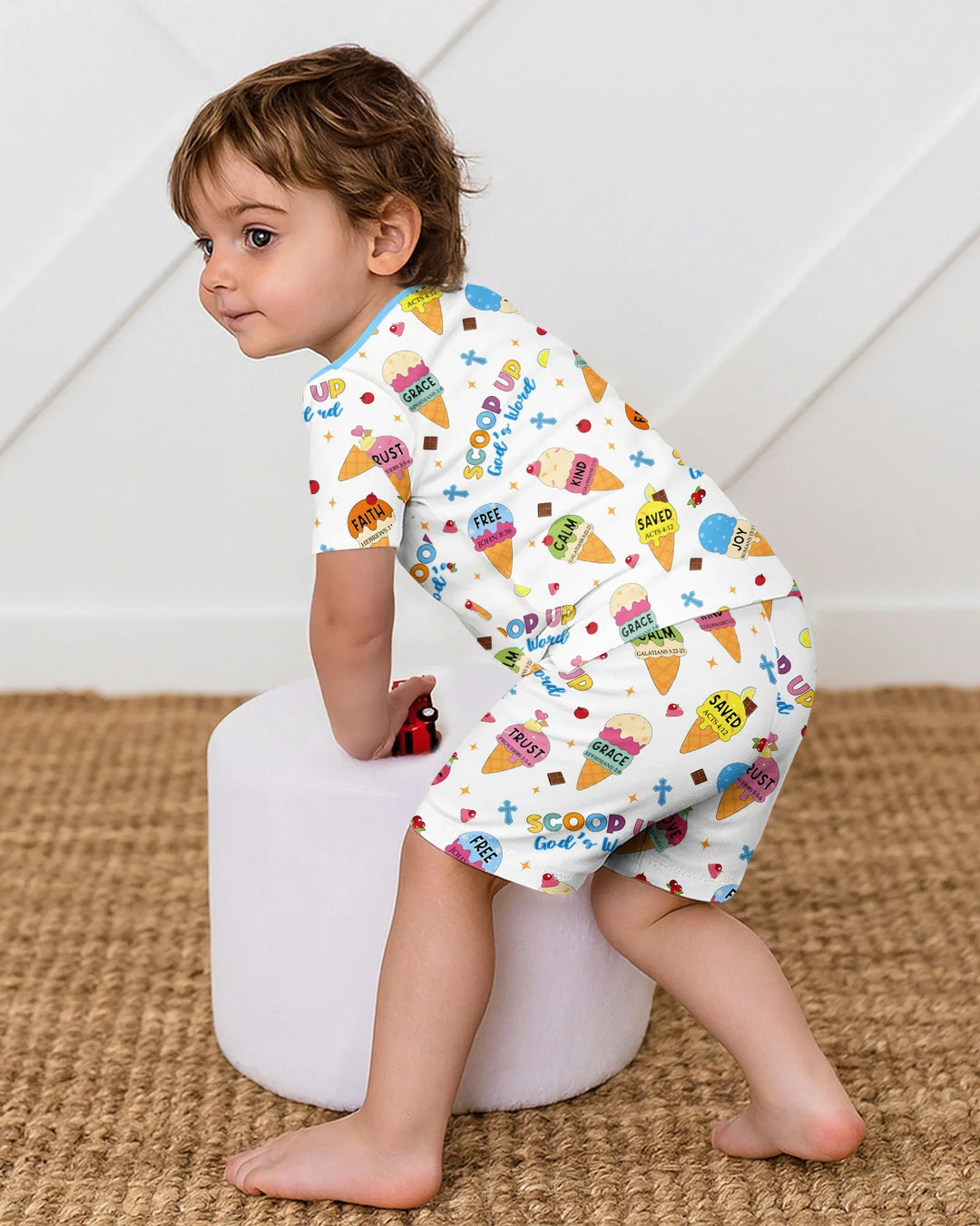Template Zweiteiliges Pyjama-Set mit kurzen Ärmeln und Shorts