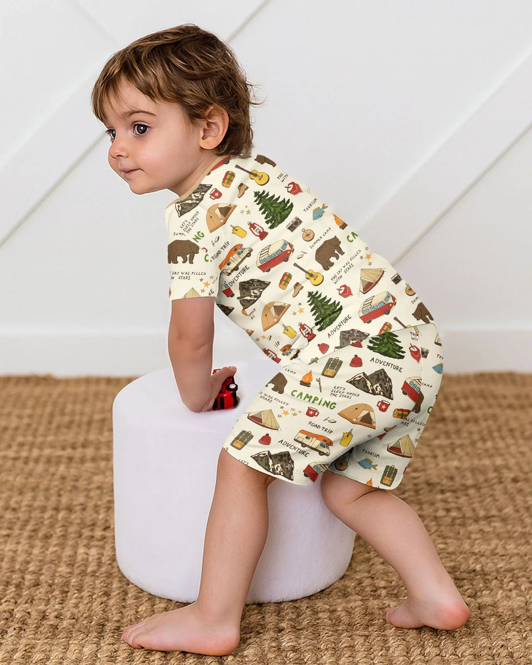 Template Zweiteiliges Pyjama-Set mit kurzen Ärmeln und Shorts