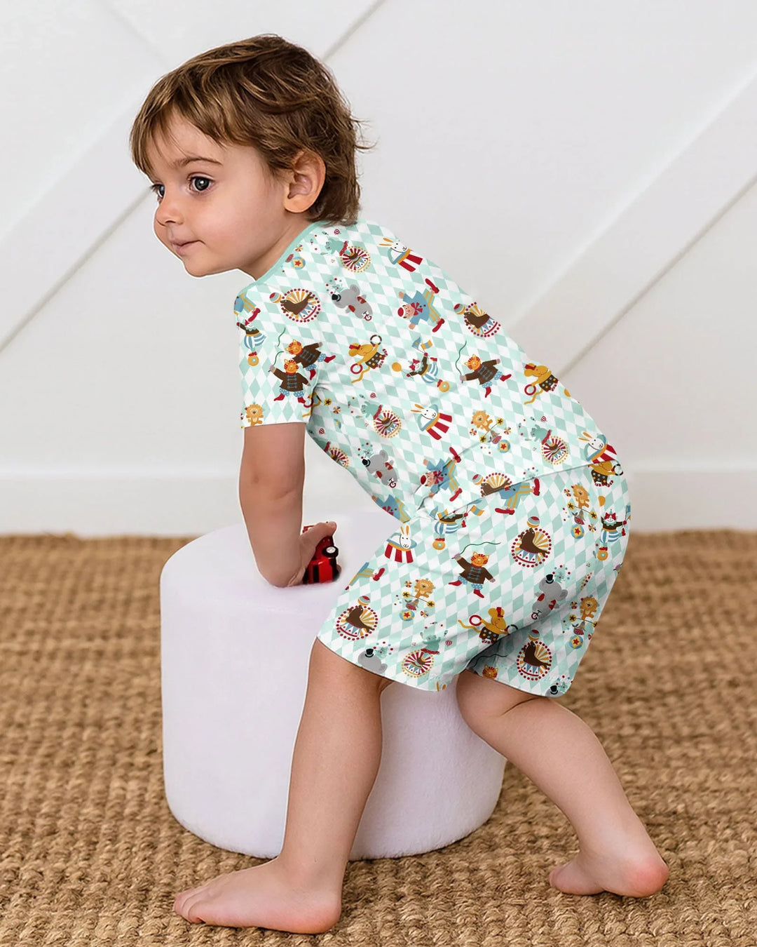 Template Zweiteiliges Pyjama-Set mit kurzen Ärmeln und Shorts