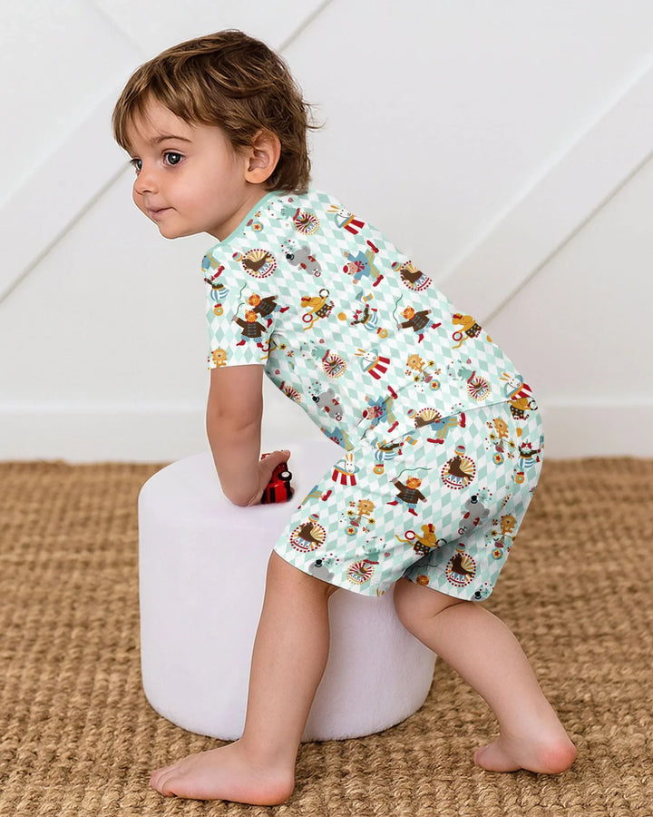 Template Zweiteiliges Pyjama-Set mit kurzen Ärmeln und Shorts