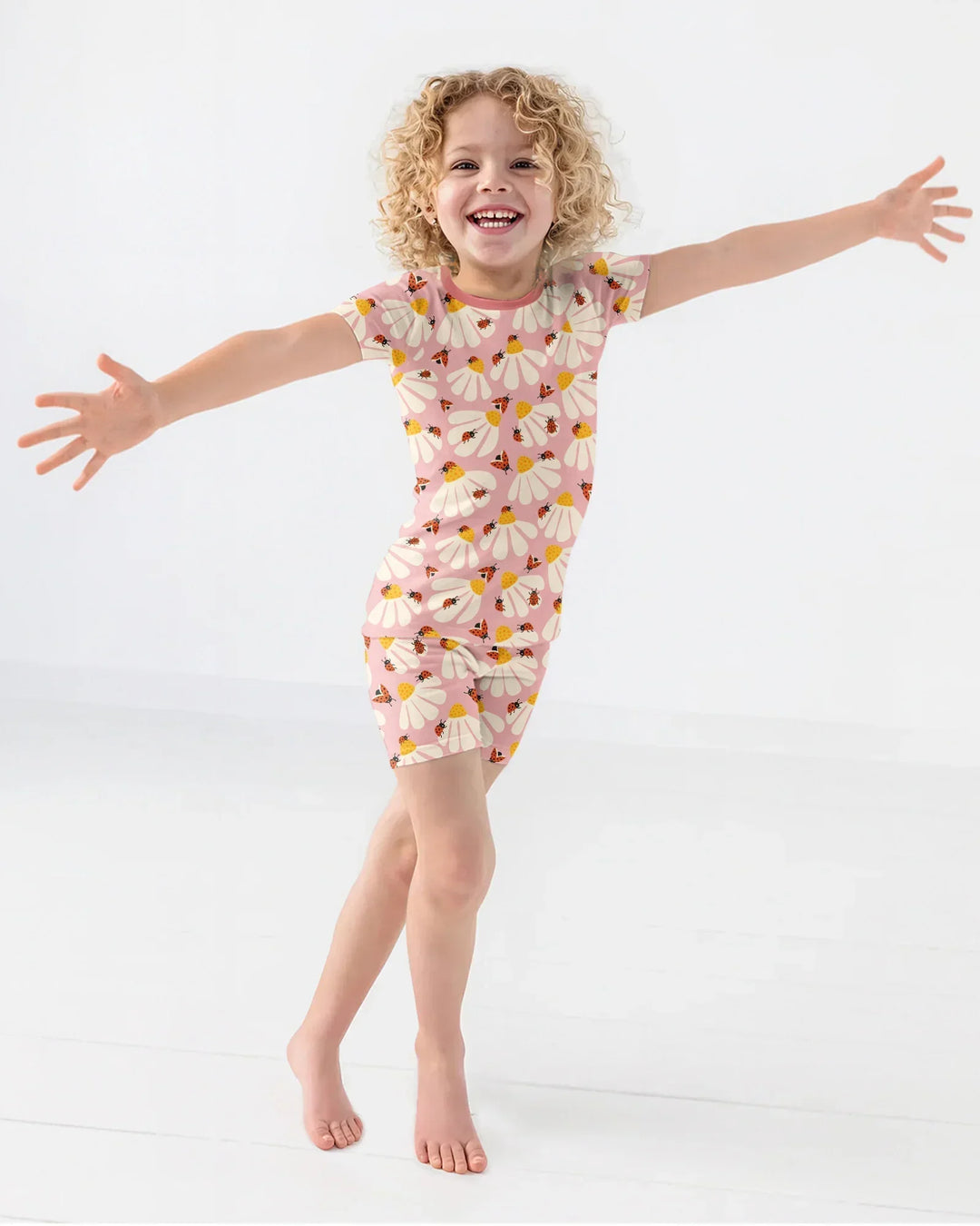 Template Zweiteiliges Pyjama-Set mit kurzen Ärmeln und Shorts
