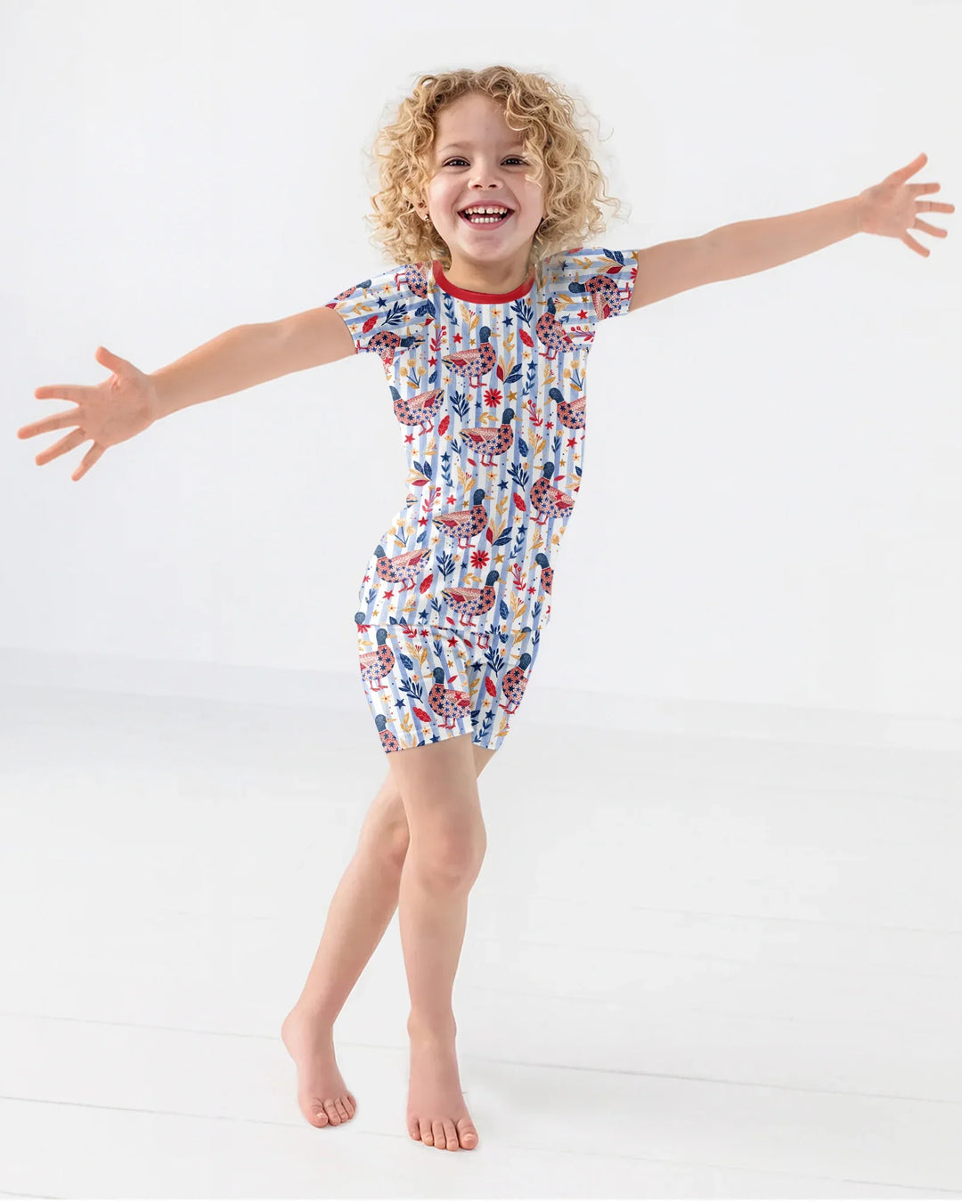 Template Zweiteiliges Pyjama-Set mit kurzen Ärmeln und Shorts