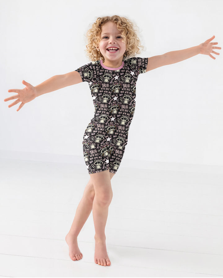 Template Zweiteiliges Pyjama-Set mit kurzen Ärmeln und Shorts