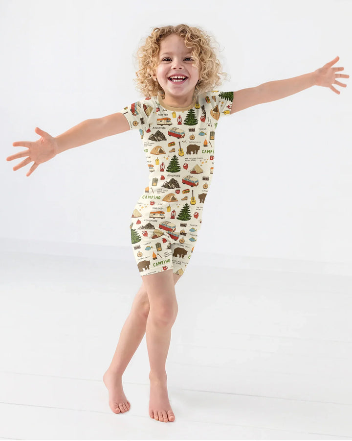 Template Zweiteiliges Pyjama-Set mit kurzen Ärmeln und Shorts