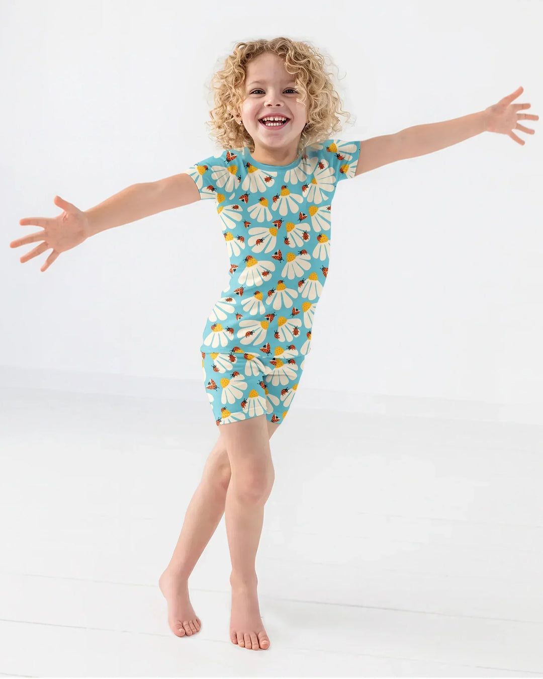 Template Zweiteiliges Pyjama-Set mit kurzen Ärmeln und Shorts