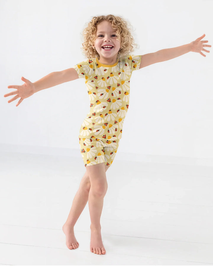Template Zweiteiliges Pyjama-Set mit kurzen Ärmeln und Shorts