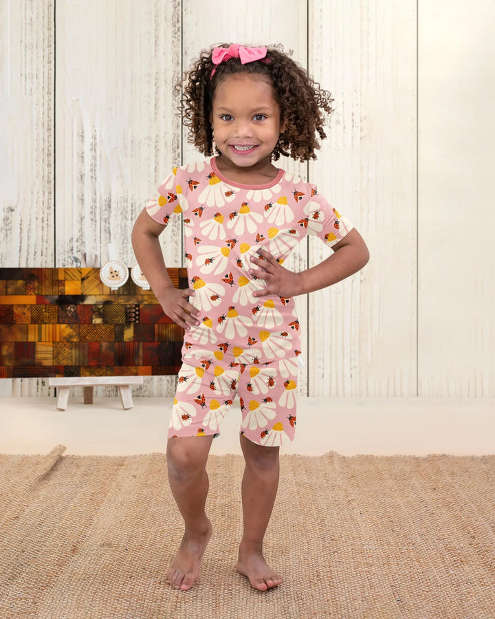 Template Zweiteiliges Pyjama-Set mit kurzen Ärmeln und Shorts