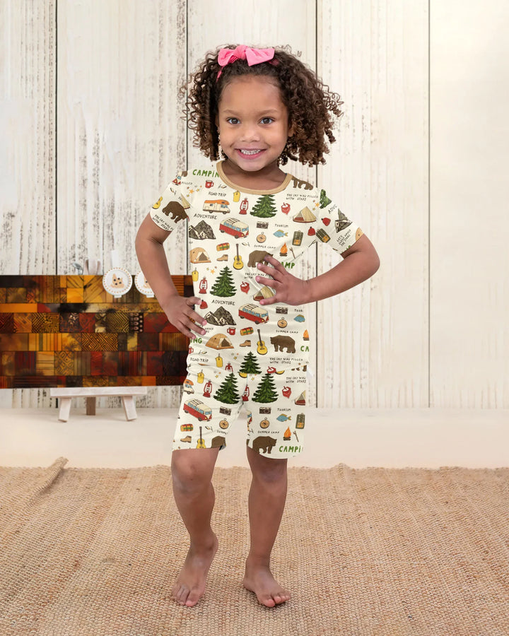 Template Zweiteiliges Pyjama-Set mit kurzen Ärmeln und Shorts