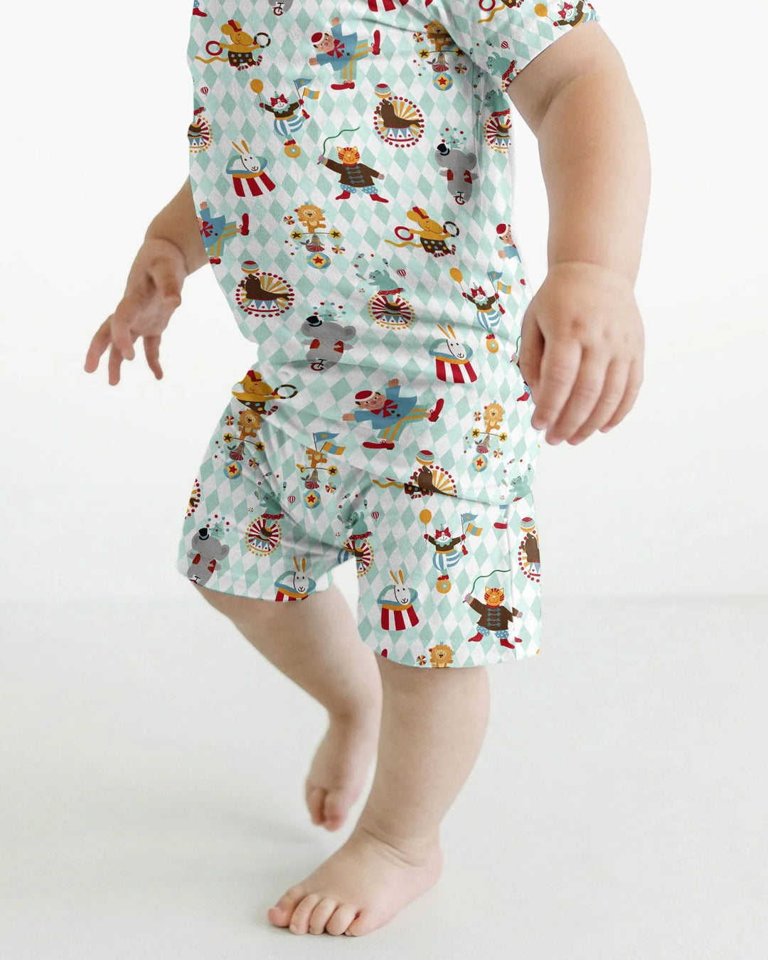 Template Zweiteiliges Pyjama-Set mit kurzen Ärmeln und Shorts