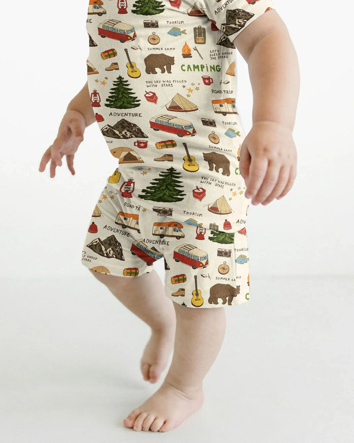 Template Zweiteiliges Pyjama-Set mit kurzen Ärmeln und Shorts
