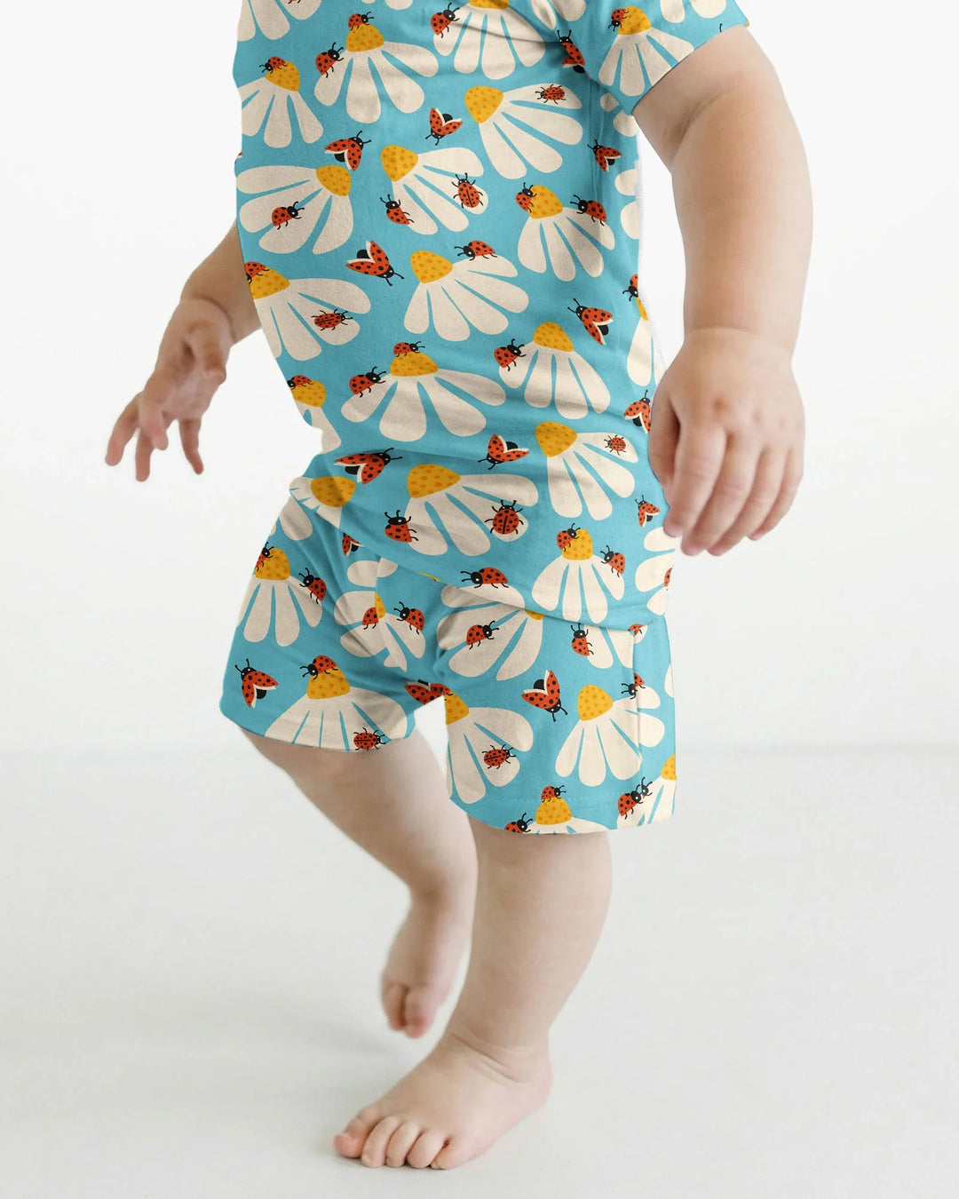 Template Zweiteiliges Pyjama-Set mit kurzen Ärmeln und Shorts