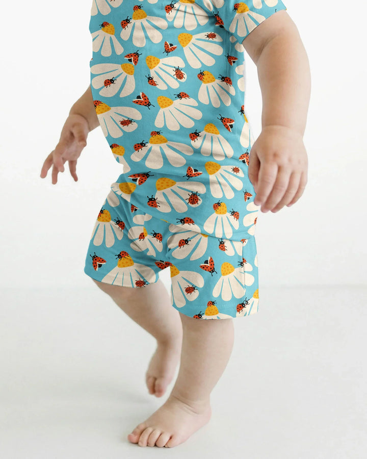 Template Zweiteiliges Pyjama-Set mit kurzen Ärmeln und Shorts