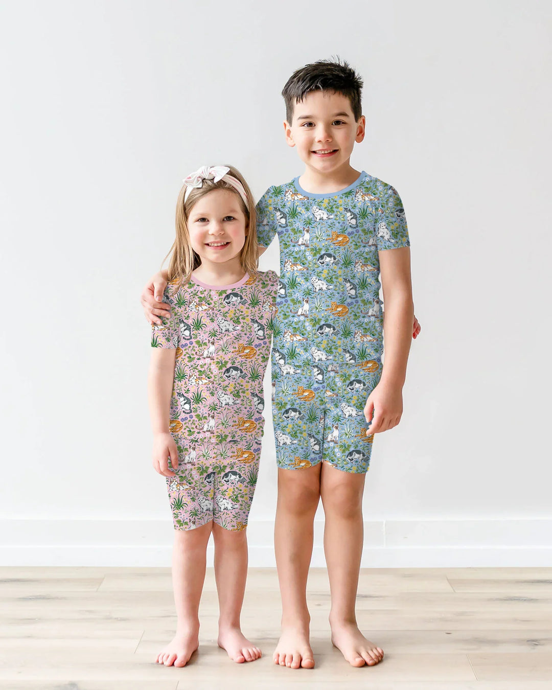 Template Zweiteiliges Pyjama-Set mit kurzen Ärmeln und Shorts