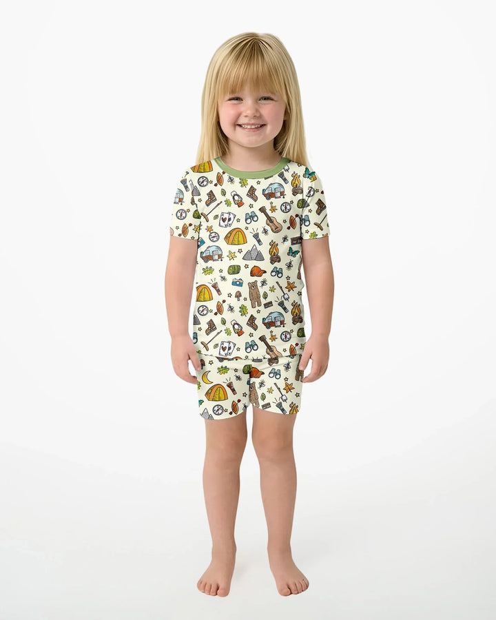 Template Zweiteiliges Pyjama-Set mit kurzen Ärmeln und Shorts