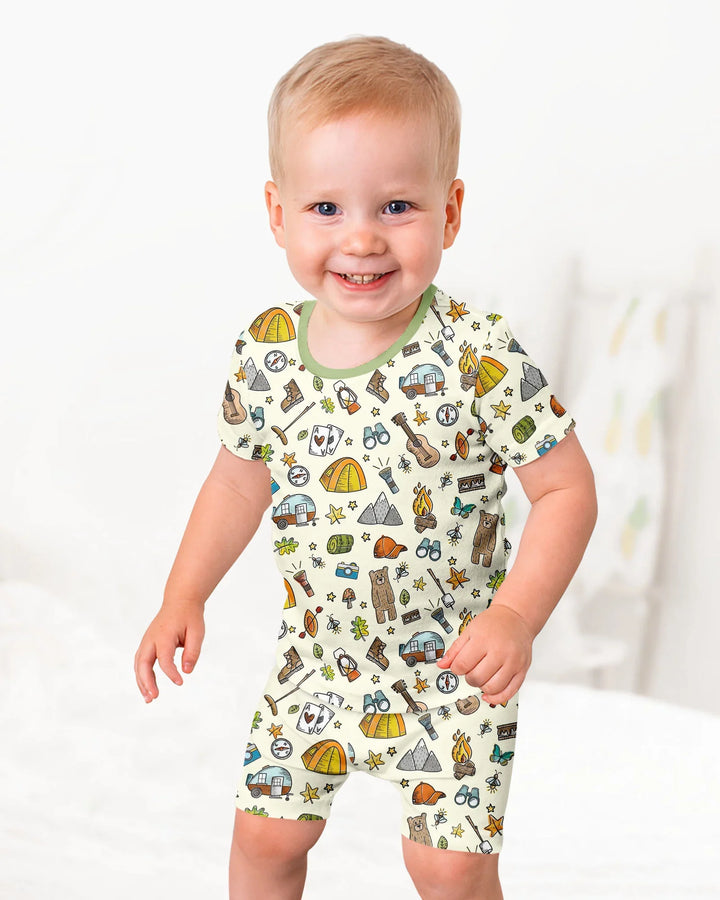 Template Zweiteiliges Pyjama-Set mit kurzen Ärmeln und Shorts