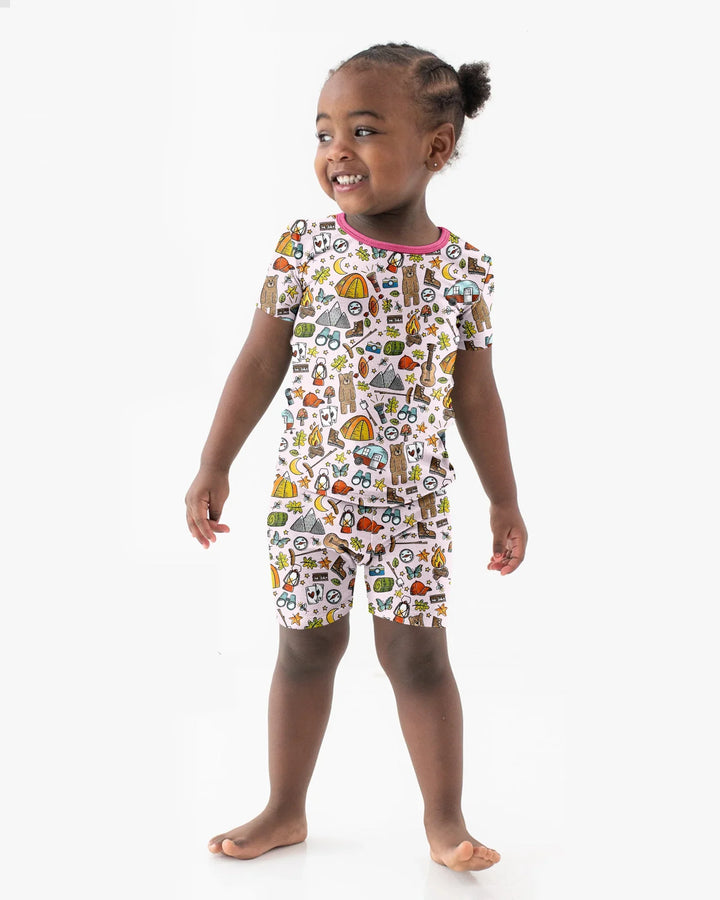 Template Zweiteiliges Pyjama-Set mit kurzen Ärmeln und Shorts