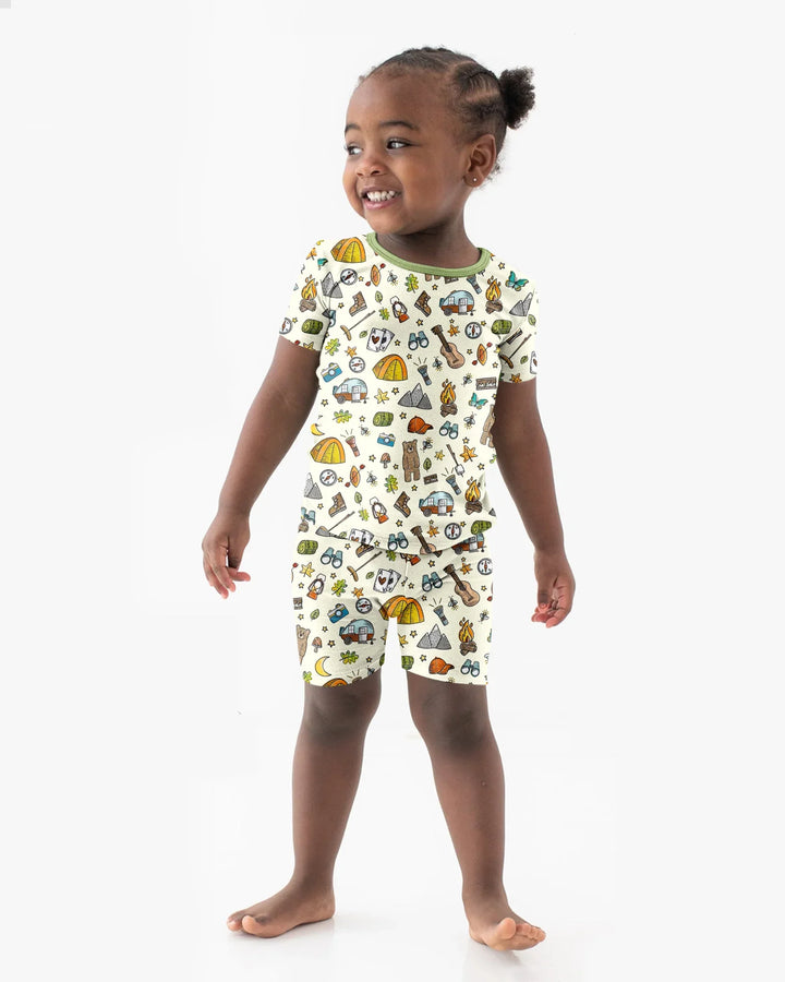 Template Zweiteiliges Pyjama-Set mit kurzen Ärmeln und Shorts