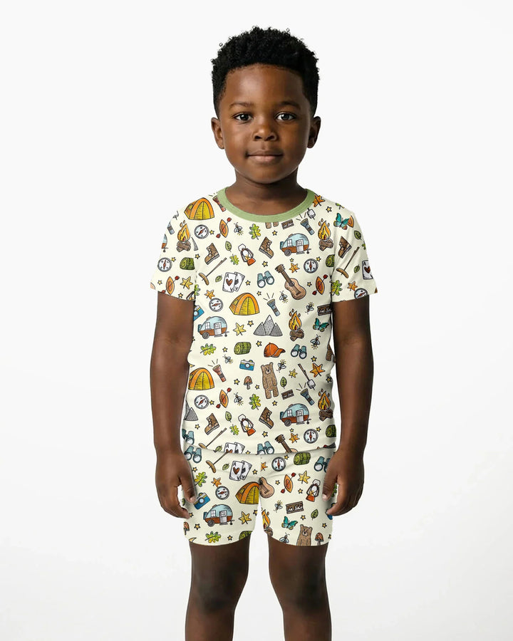 Template Zweiteiliges Pyjama-Set mit kurzen Ärmeln und Shorts