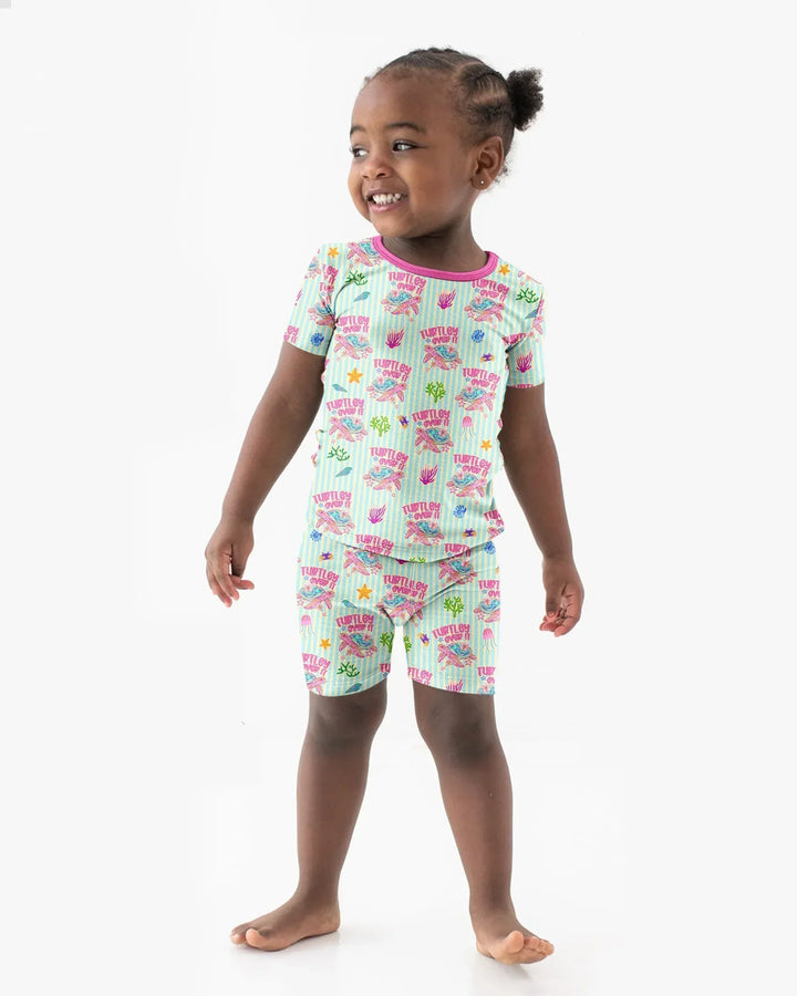Template Zweiteiliges Pyjama-Set mit kurzen Ärmeln und Shorts