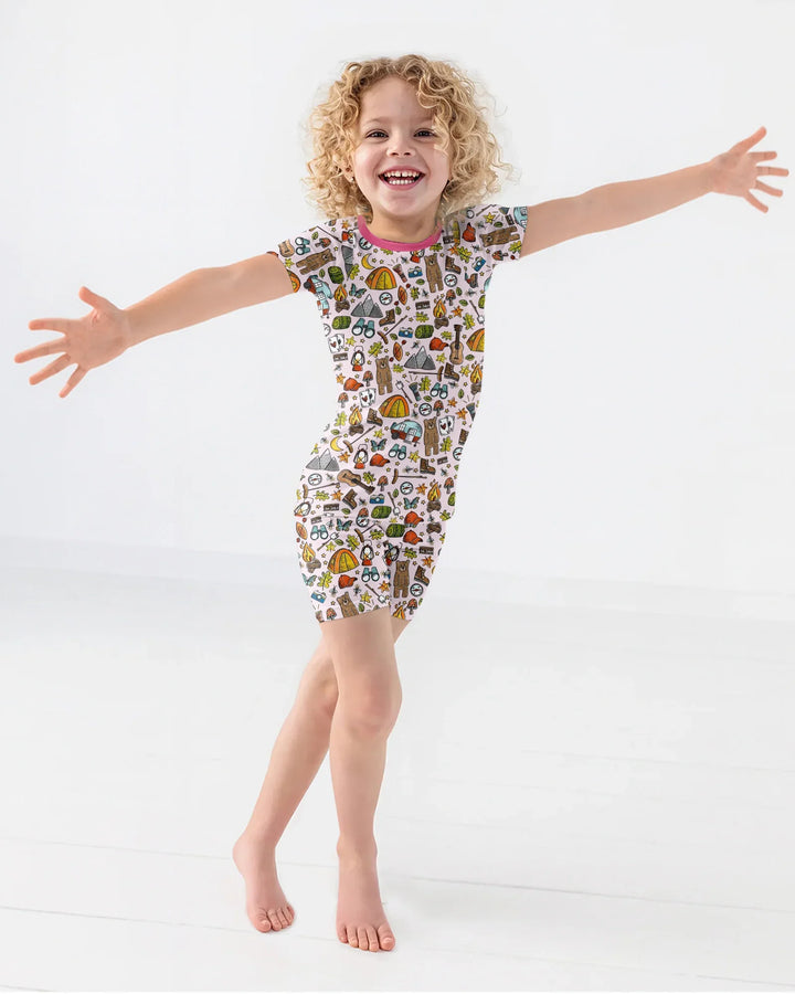 Template Zweiteiliges Pyjama-Set mit kurzen Ärmeln und Shorts