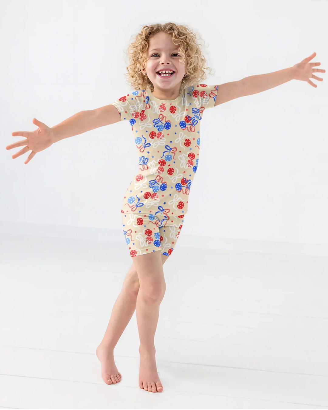 Template Zweiteiliges Pyjama-Set mit kurzen Ärmeln und Shorts