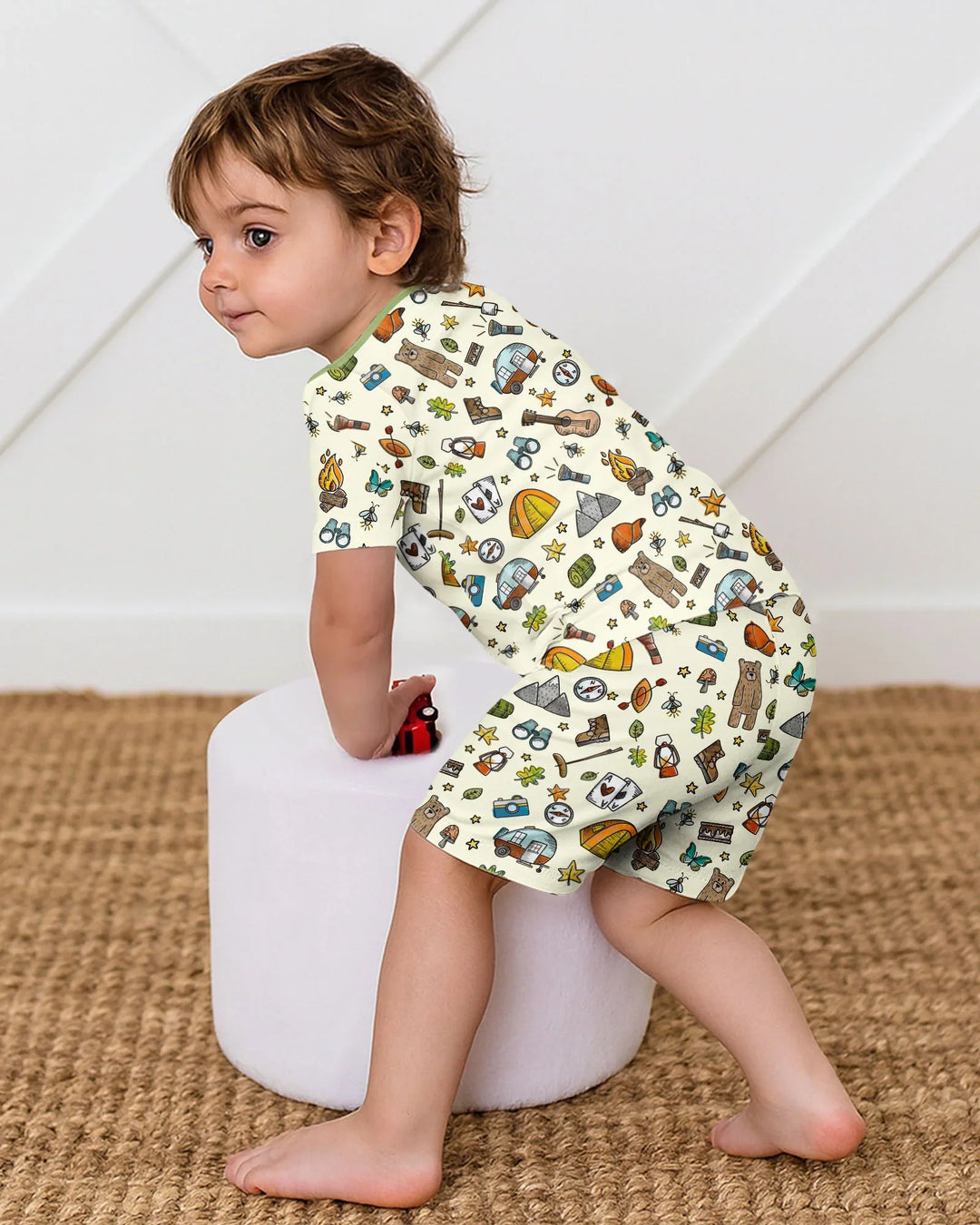 Template Zweiteiliges Pyjama-Set mit kurzen Ärmeln und Shorts