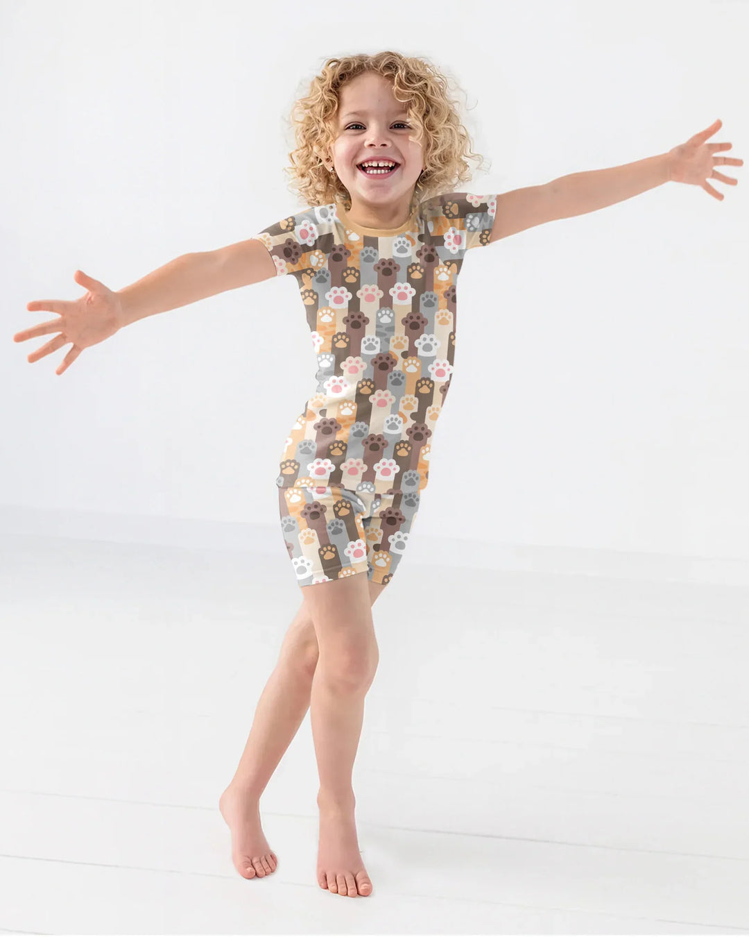 Template Zweiteiliges Pyjama-Set mit kurzen Ärmeln und Shorts