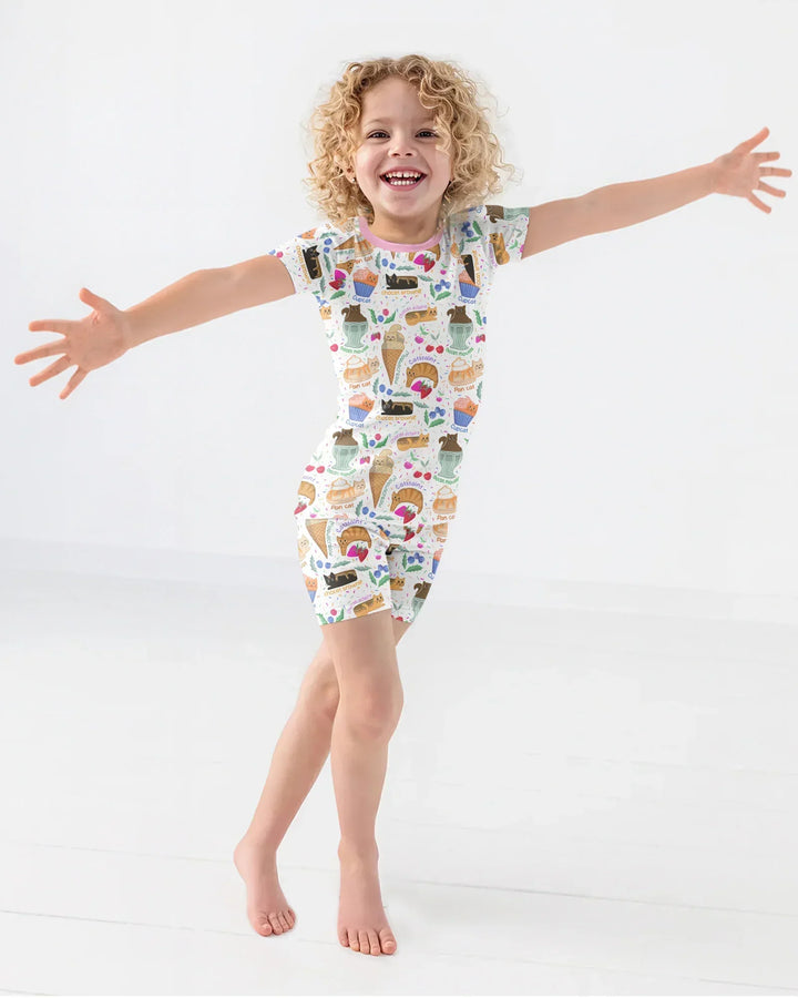 Template Zweiteiliges Pyjama-Set mit kurzen Ärmeln und Shorts