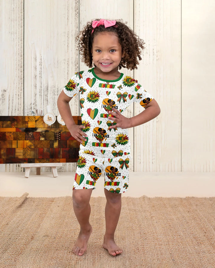 Template Zweiteiliges Pyjama-Set mit kurzen Ärmeln und Shorts