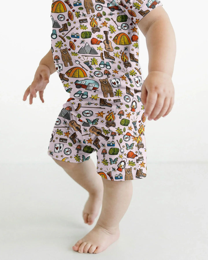 Template Zweiteiliges Pyjama-Set mit kurzen Ärmeln und Shorts