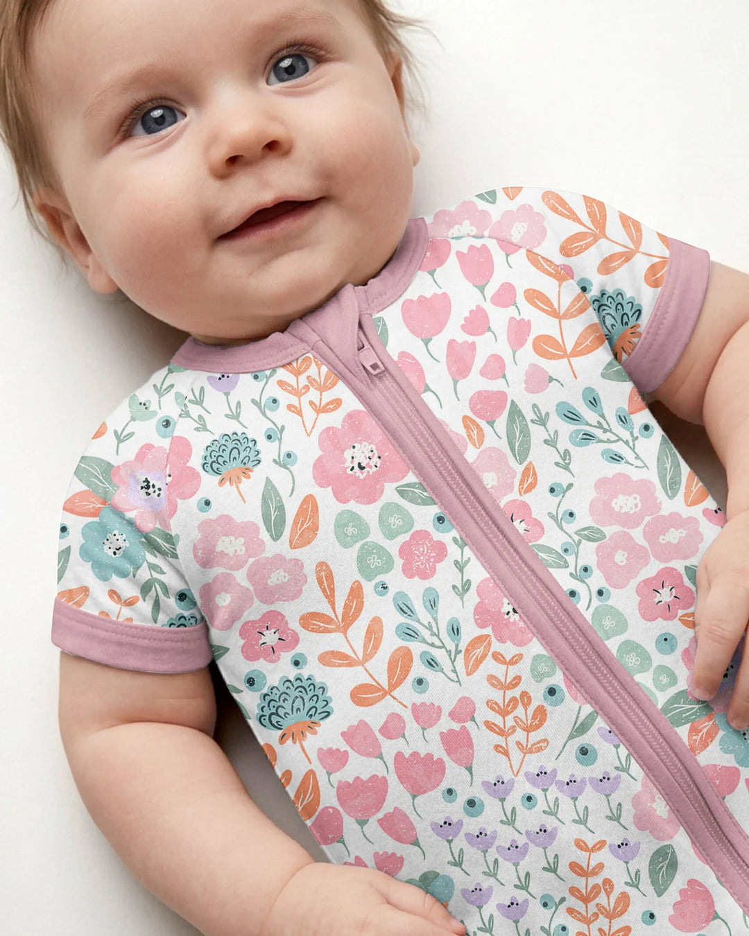Willows Whimsy geblümter Bambus-Kurzstrampler mit Reißverschluss