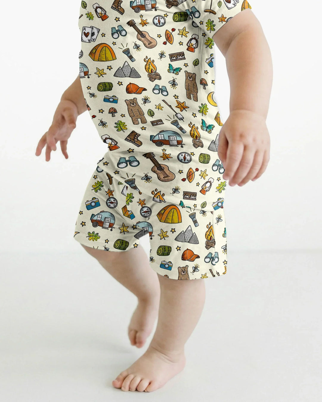 Template Zweiteiliges Pyjama-Set mit kurzen Ärmeln und Shorts