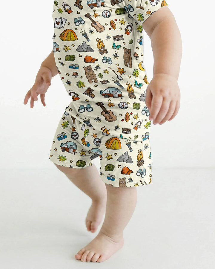 Template Zweiteiliges Pyjama-Set mit kurzen Ärmeln und Shorts