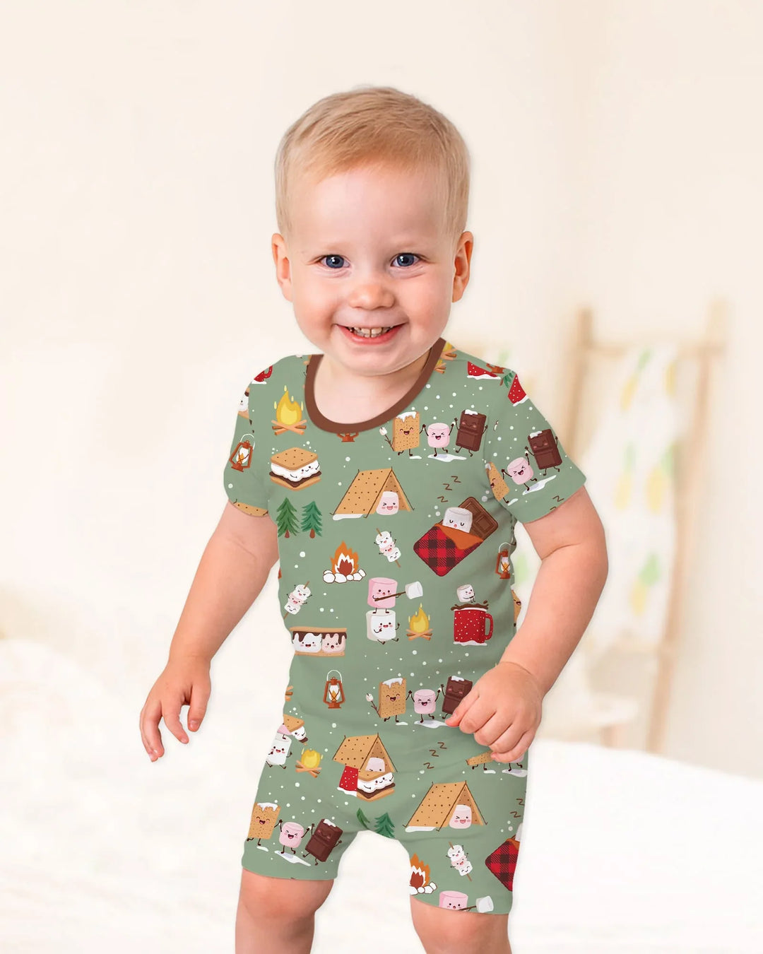Template Zweiteiliges Pyjama-Set mit kurzen Ärmeln und Shorts