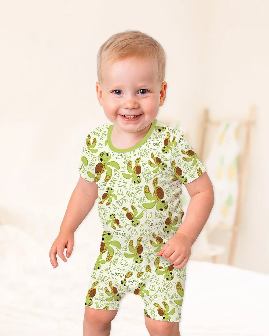 Template Zweiteiliges Pyjama-Set mit kurzen Ärmeln und Shorts
