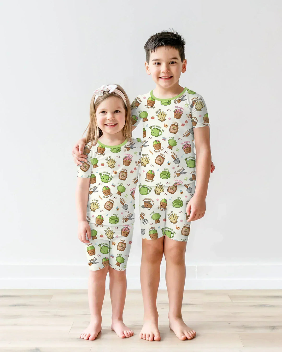 Template Zweiteiliges Pyjama-Set mit kurzen Ärmeln und Shorts