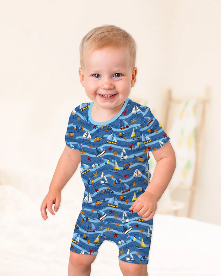 Template Zweiteiliges Pyjama-Set mit kurzen Ärmeln und Shorts