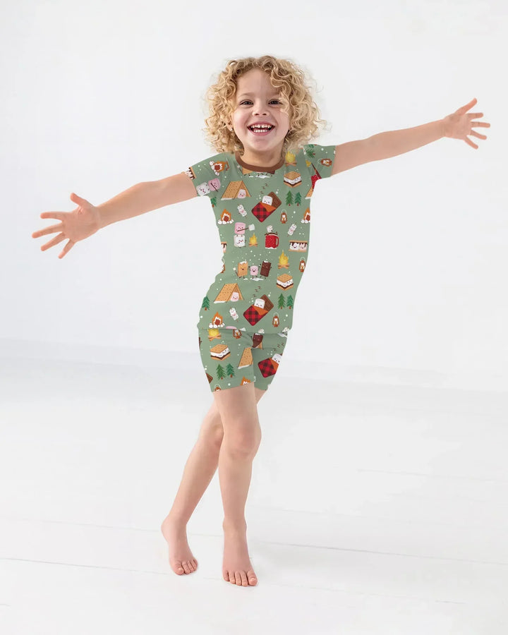 Template Zweiteiliges Pyjama-Set mit kurzen Ärmeln und Shorts
