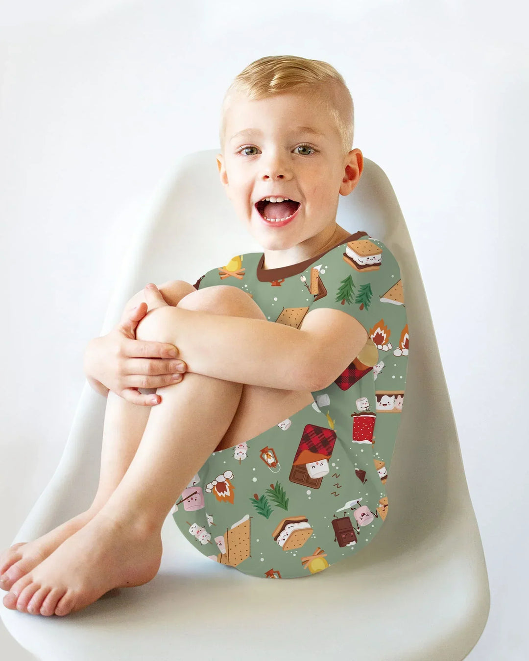 Template Zweiteiliges Pyjama-Set mit kurzen Ärmeln und Shorts