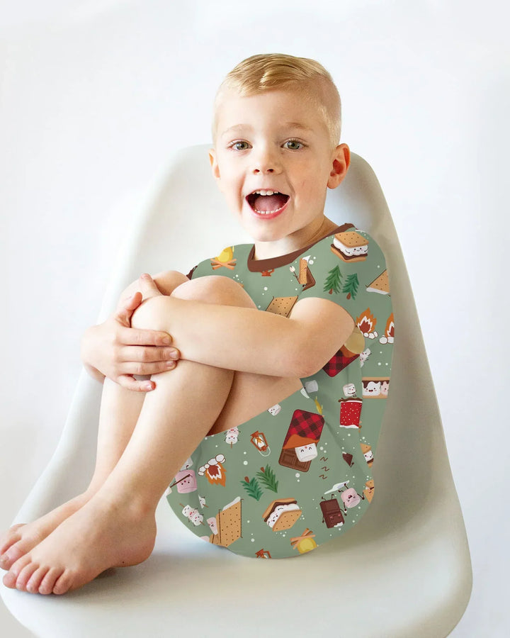 Template Zweiteiliges Pyjama-Set mit kurzen Ärmeln und Shorts