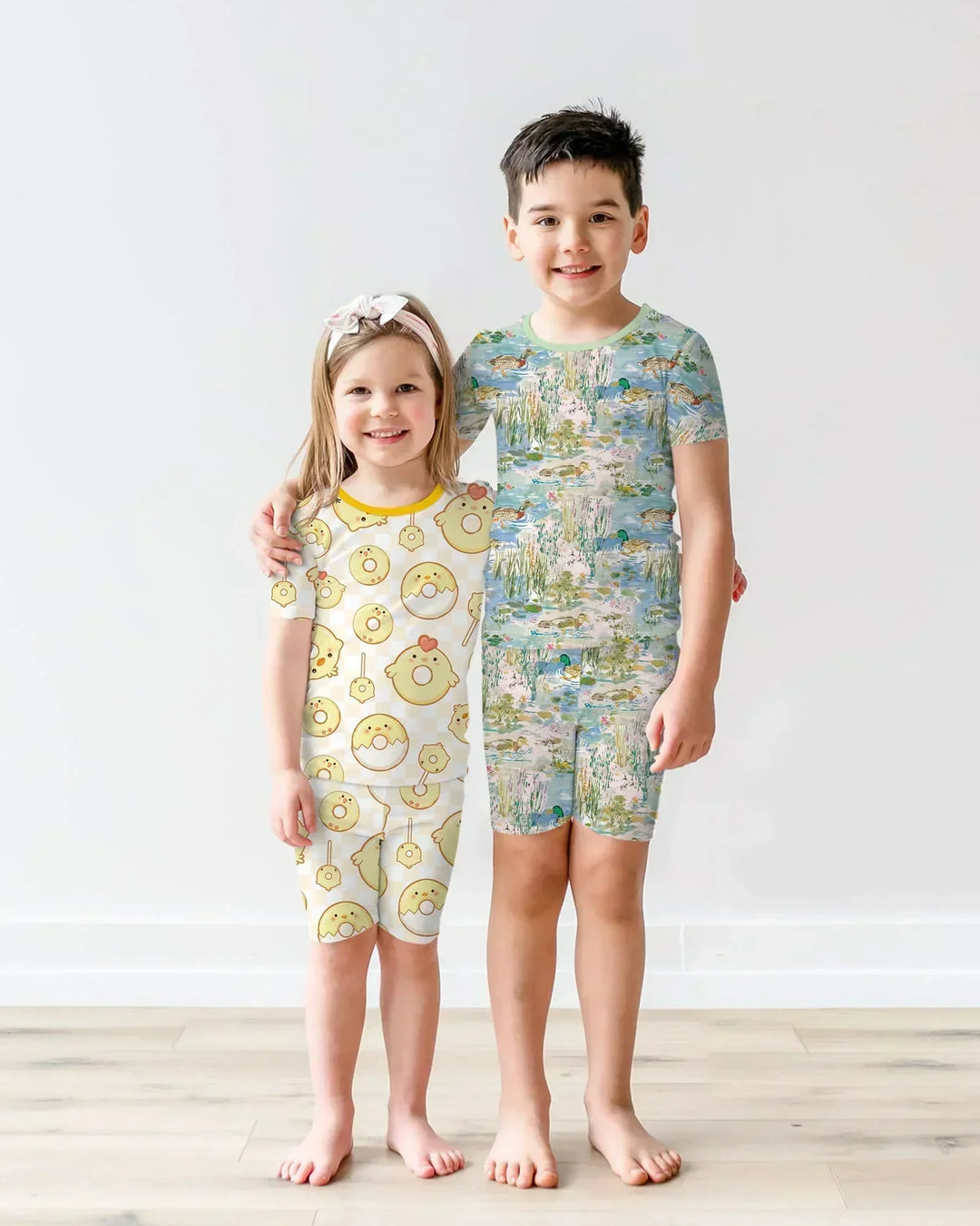 Template Zweiteiliges Pyjama-Set mit kurzen Ärmeln und Shorts