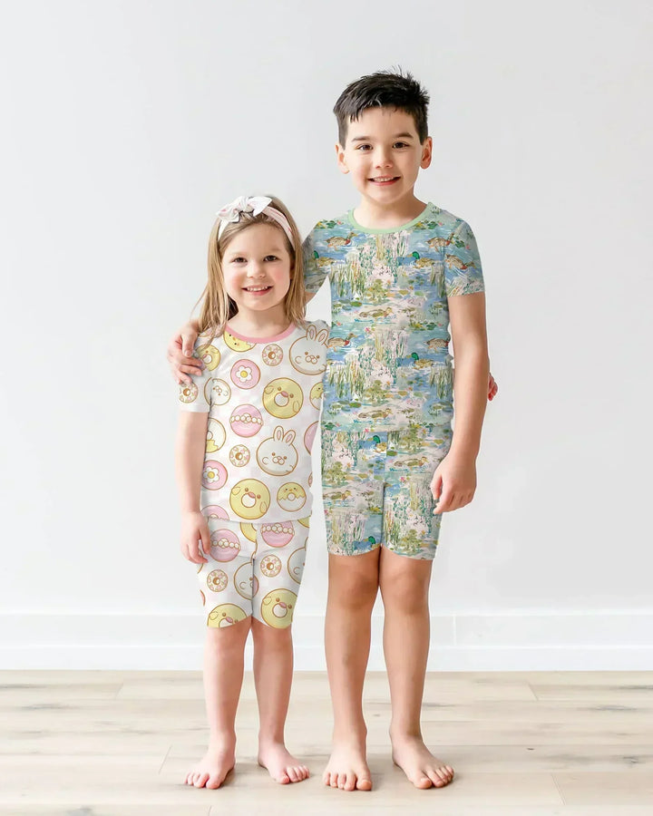 Template Zweiteiliges Pyjama-Set mit kurzen Ärmeln und Shorts