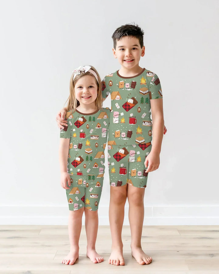 Template Zweiteiliges Pyjama-Set mit kurzen Ärmeln und Shorts