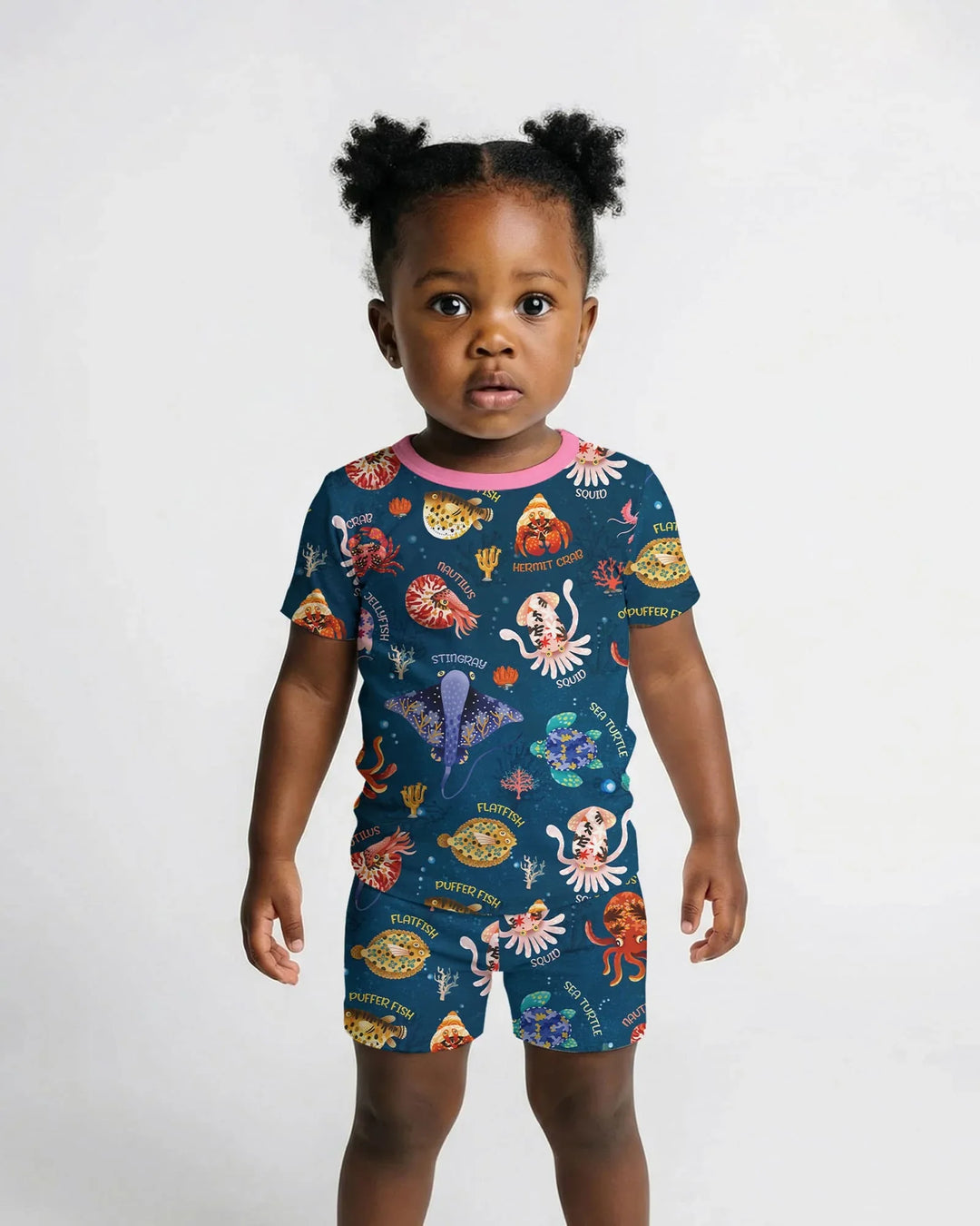 Template Zweiteiliges Pyjama-Set mit kurzen Ärmeln und Shorts