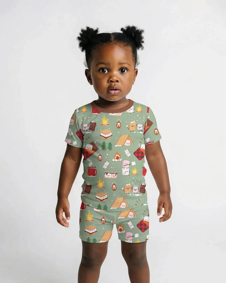 Template Zweiteiliges Pyjama-Set mit kurzen Ärmeln und Shorts