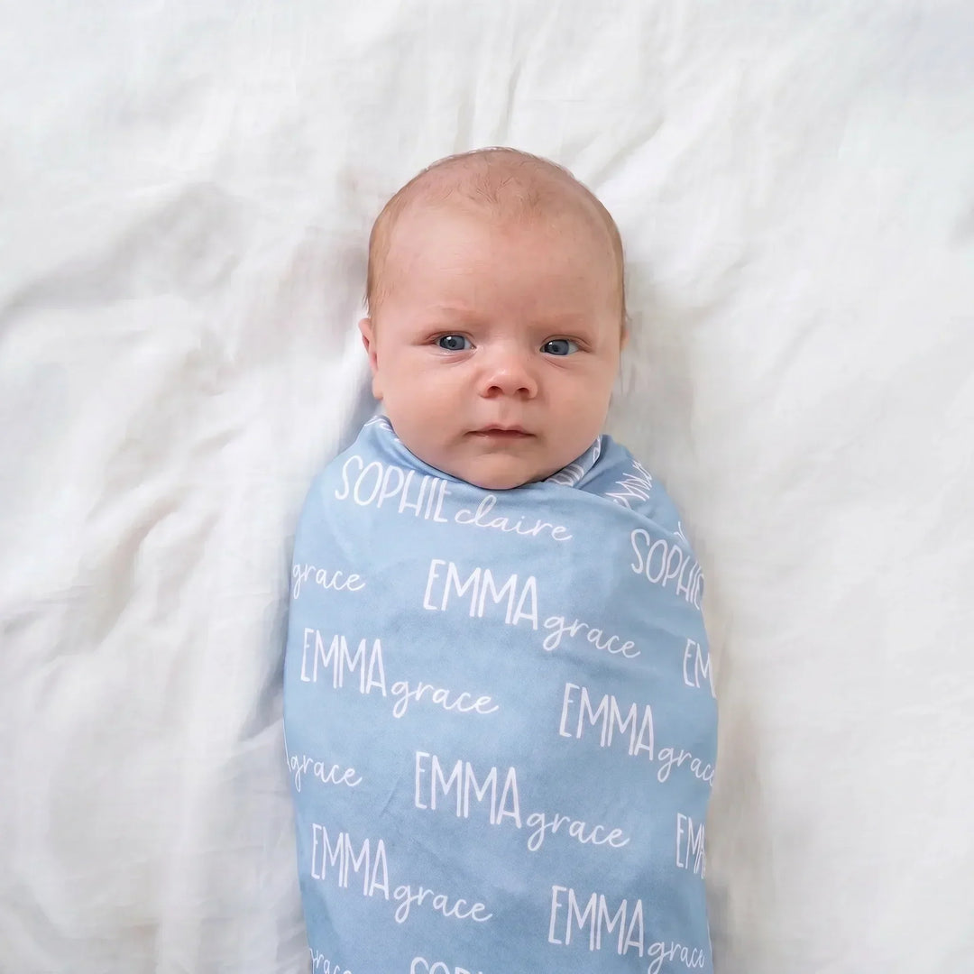 Personalisierte Blues Baby Name Bambus Swaddle Decke Font Duo